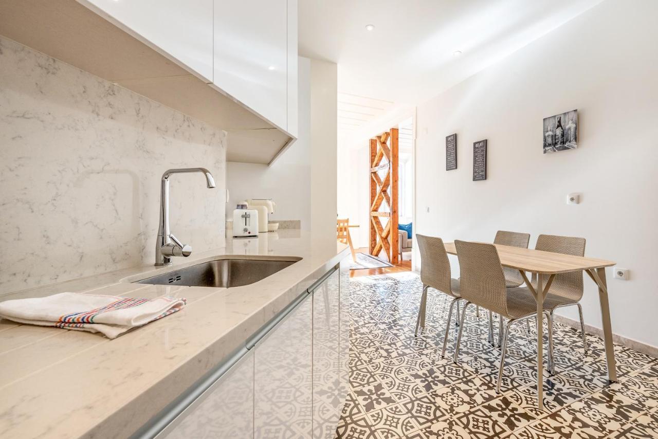 Sunny Downtown Apartment By Guestready